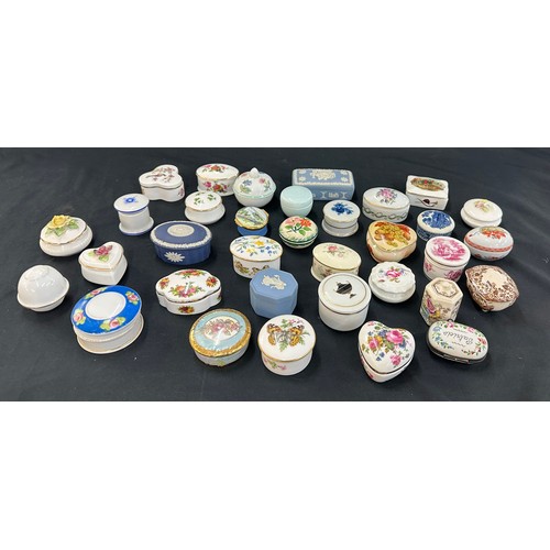 82 - Selection of assorted trinkets includes Royal Albert, Wedgwood etc