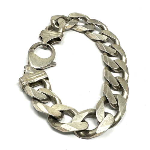 201 - Heavy chunky silver curb link bracelet weight 84g