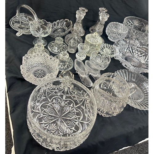 134 - Large selection of assorted glassware to include decorative crystal pieces, jars, bowls, trinkets, c... 