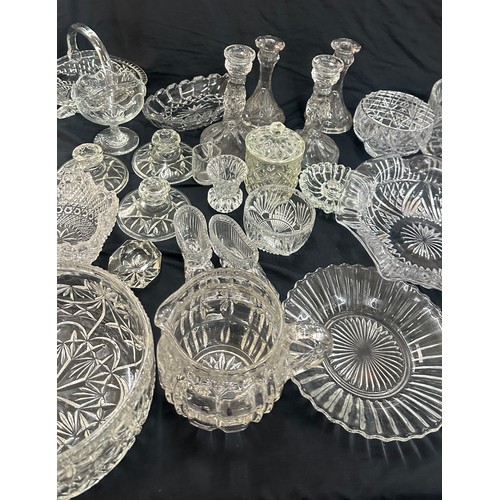 134 - Large selection of assorted glassware to include decorative crystal pieces, jars, bowls, trinkets, c... 