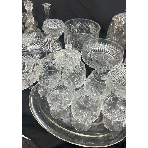 134 - Large selection of assorted glassware to include decorative crystal pieces, jars, bowls, trinkets, c... 