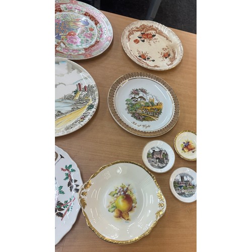 140 - Selection of assorted collectors plates to include Royal Grafton, Royal Worcester etc