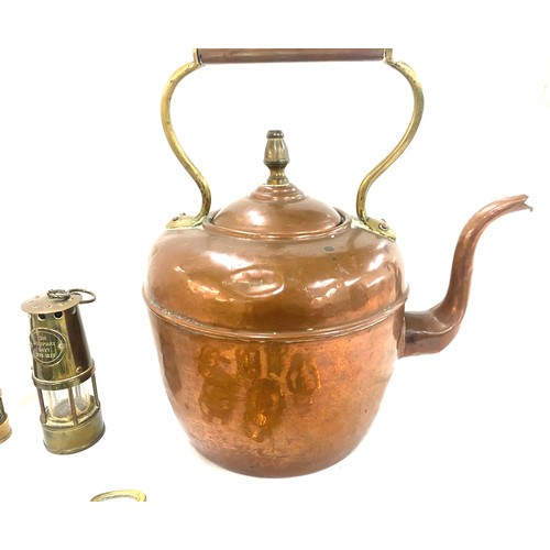 143 - Selection of metalware to include horse brasses, copper kettle, brass miniature minor lamps etc