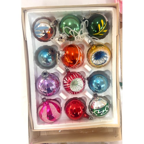 142 - Selection of vintage glass Christmas baubles