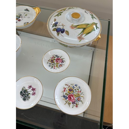 100 - Selection of assorted Royal Worcester pottery includes Tureen etc