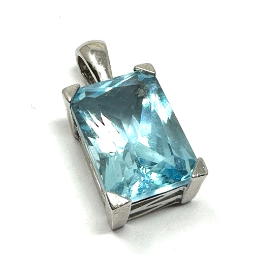 497 - 9ct white gold topaz pendant measures approx 2cm drop weight approx 3g