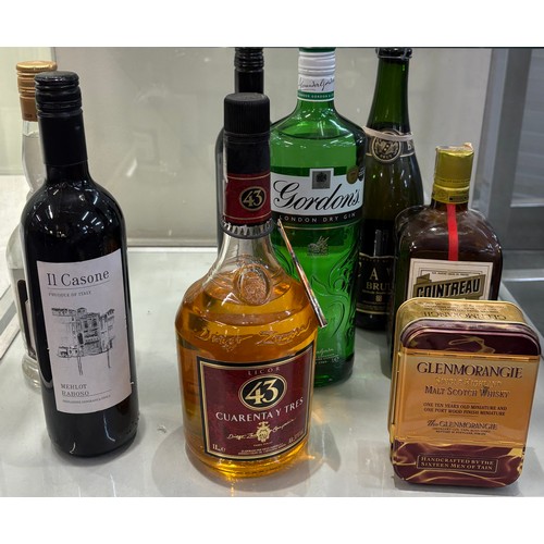 518 - Selection of sealed alcohol includes Glenmorangie, Cointreau, Licor 43 Cuarenta y Tres Gordons gin, ... 