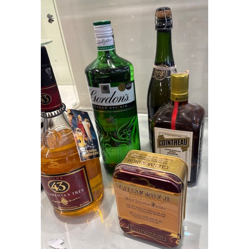 518 - Selection of sealed alcohol includes Glenmorangie, Cointreau, Licor 43 Cuarenta y Tres Gordons gin, ... 