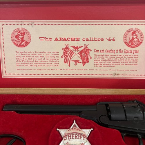 75 - Vintage toy cap gun boxed set, Apache Calibre .44 BCM Co, Derby. Some playwear