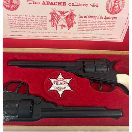 75 - Vintage toy cap gun boxed set, Apache Calibre .44 BCM Co, Derby. Some playwear