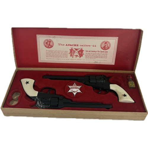 75 - Vintage toy cap gun boxed set, Apache Calibre .44 BCM Co, Derby. Some playwear