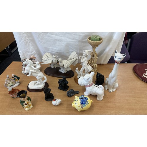 123 - Selection of assorted figures includes Beswick (a/f), toby jugs etc