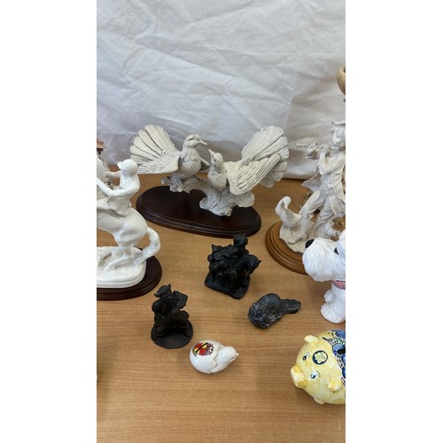 123 - Selection of assorted figures includes Beswick (a/f), toby jugs etc