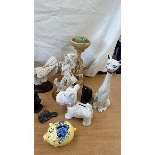 123 - Selection of assorted figures includes Beswick (a/f), toby jugs etc