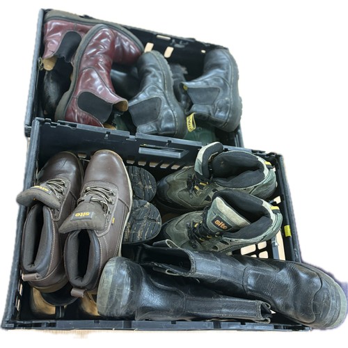 111 - Selection of mens used shoes size 9 to include Dr Martens, Dr Martens steel toe, wellies work and wa... 