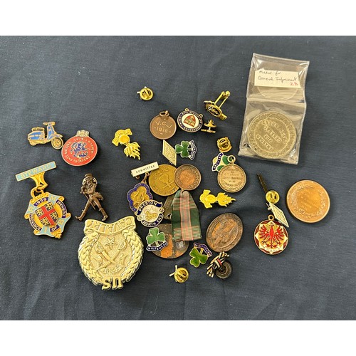 509 - Sellection of over 25 vintage badges and medallions including National Savings Lend to Defend