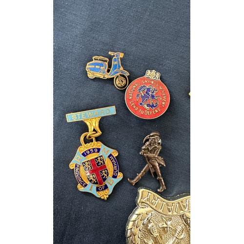 509 - Sellection of over 25 vintage badges and medallions including National Savings Lend to Defend