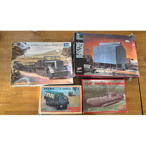 35 - 4 Assorted plastic kits includes , Tatra by Monti Ho Steps etc