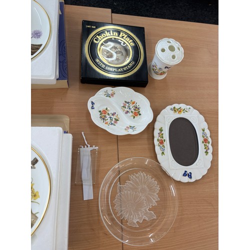 154 - Selection of miscellaneous includes boxed collectors plates includes Wedgwood, Aynsley etc