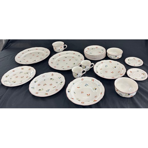 132 - Selection of Villeroy & Boch porcelain items to include sandwich plates, dinner plates, bowl, mugs e... 