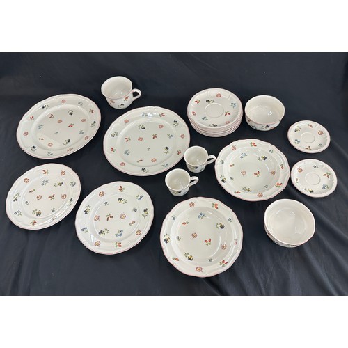 132 - Selection of Villeroy & Boch porcelain items to include sandwich plates, dinner plates, bowl, mugs e... 