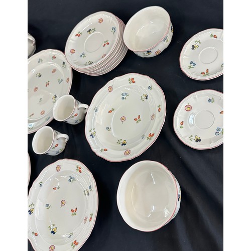 132 - Selection of Villeroy & Boch porcelain items to include sandwich plates, dinner plates, bowl, mugs e... 