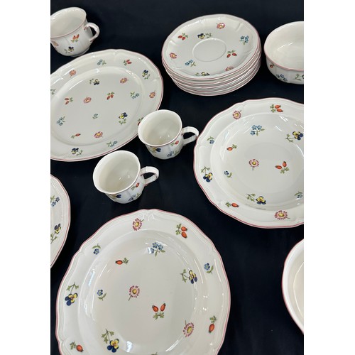 132 - Selection of Villeroy & Boch porcelain items to include sandwich plates, dinner plates, bowl, mugs e... 