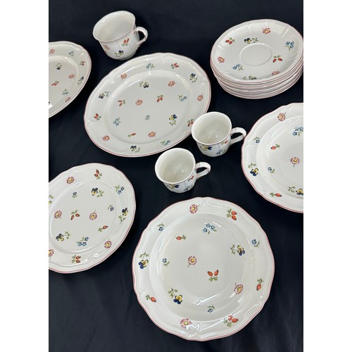 132 - Selection of Villeroy & Boch porcelain items to include sandwich plates, dinner plates, bowl, mugs e... 