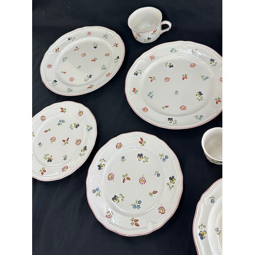 132 - Selection of Villeroy & Boch porcelain items to include sandwich plates, dinner plates, bowl, mugs e... 