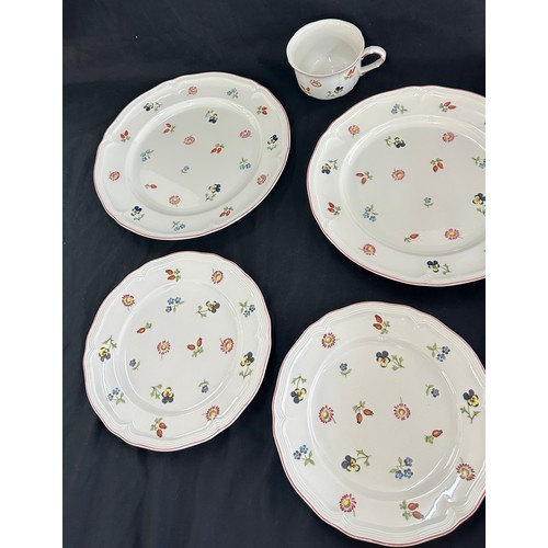 132 - Selection of Villeroy & Boch porcelain items to include sandwich plates, dinner plates, bowl, mugs e... 