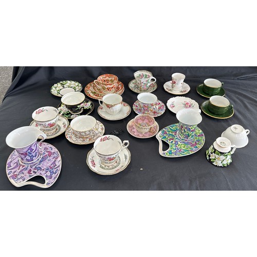 134 - Selection of vintage assorted cups and saucers to include ' Royal Albert', ' Paragon' ,' Aynsley' et... 