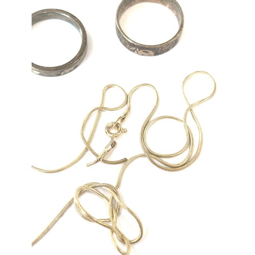 446 - Selection of silver jewellery includes 2 rings and a chain