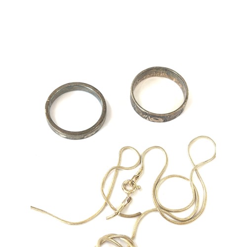 446 - Selection of silver jewellery includes 2 rings and a chain