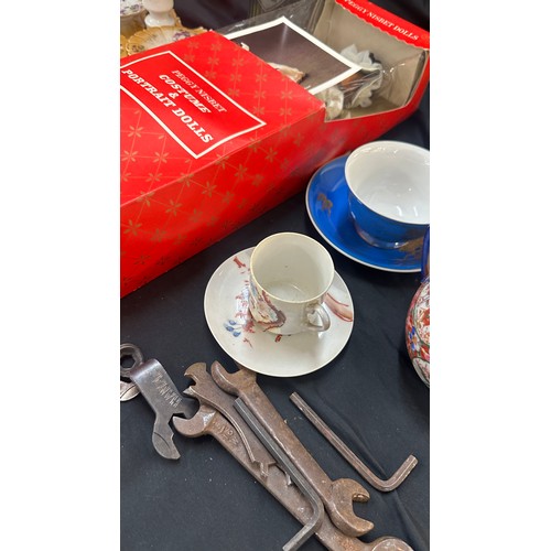 201 - Selection of assorted vintage and later miscellaneous to include ' Country Artists Spring of Life' f... 