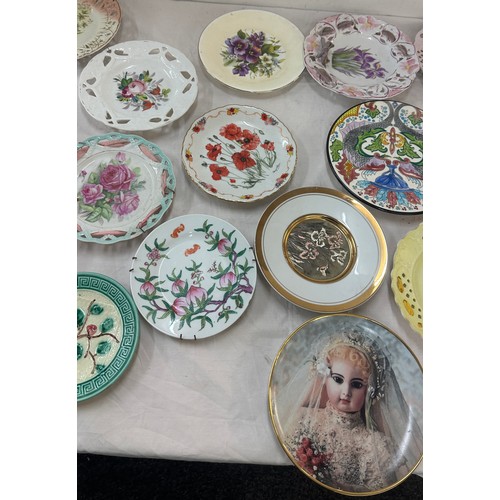 212 - Selection of vintage collectors plates to include Franklin Mint etc