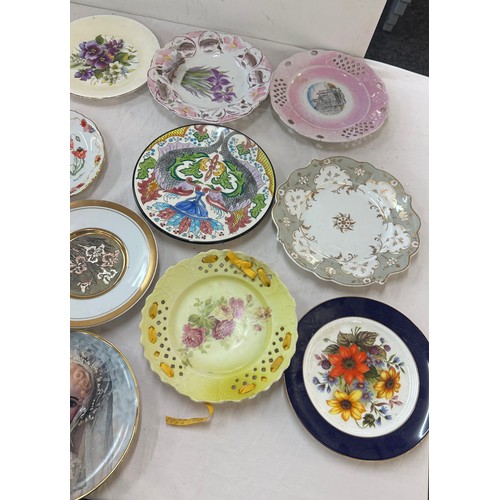 212 - Selection of vintage collectors plates to include Franklin Mint etc
