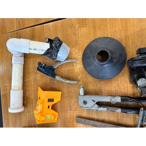 157 - Selection of vintage and later tools includes planer etc