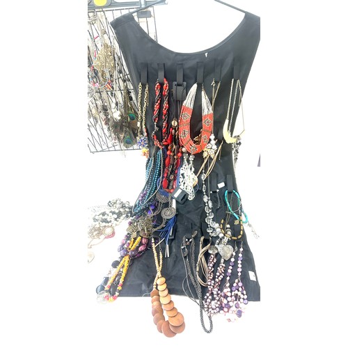 128 - Selection of costume jewellery