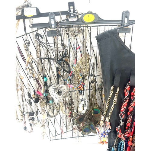 128 - Selection of costume jewellery