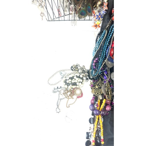 128 - Selection of costume jewellery