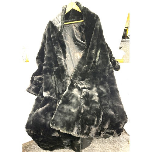 230 - Chapel of Paris ladies Fur coat, small repair needed