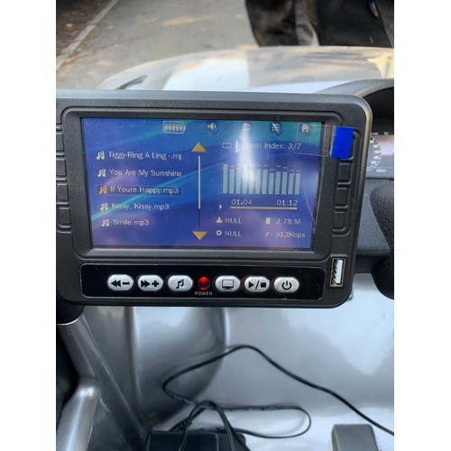 229 - Childs electric range rover car toy with charger in working order