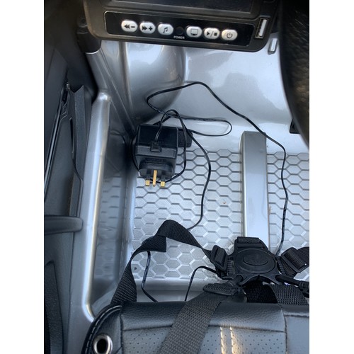 229 - Childs electric range rover car toy with charger in working order