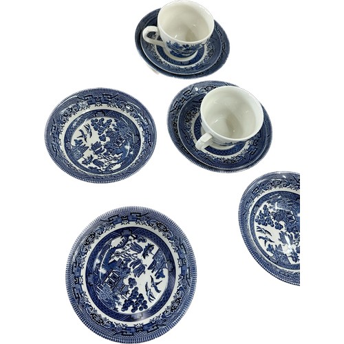 116 - Selection of vintage blue and white pottery items to include cups and saucers, plates etc