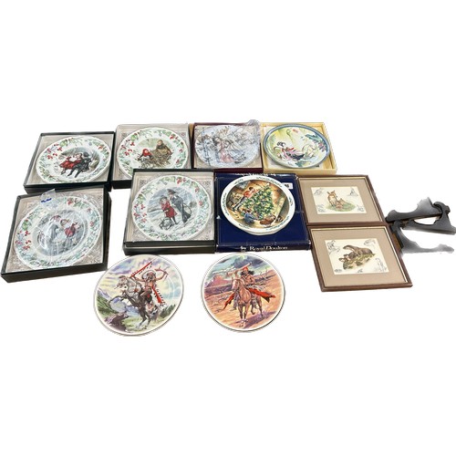 126 - Selection of vintage original boxed collectors plates to include Wedgwood, Royal Doulton, oriental e... 
