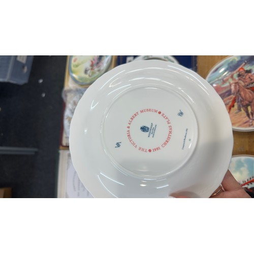 126 - Selection of vintage original boxed collectors plates to include Wedgwood, Royal Doulton, oriental e... 