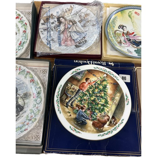 126 - Selection of vintage original boxed collectors plates to include Wedgwood, Royal Doulton, oriental e... 
