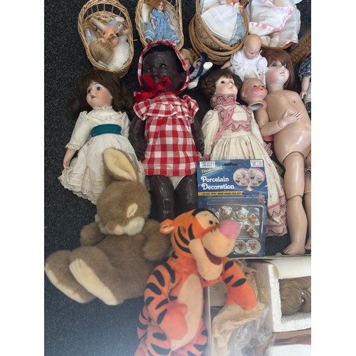 181 - Large quantity of vintage dolls