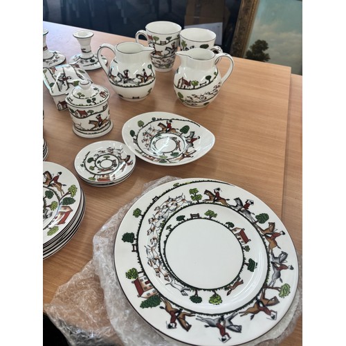 168 - Selection of Crown Staffordshire hunting scene pottery to include plates, jugs, trinkets, vases, cup... 