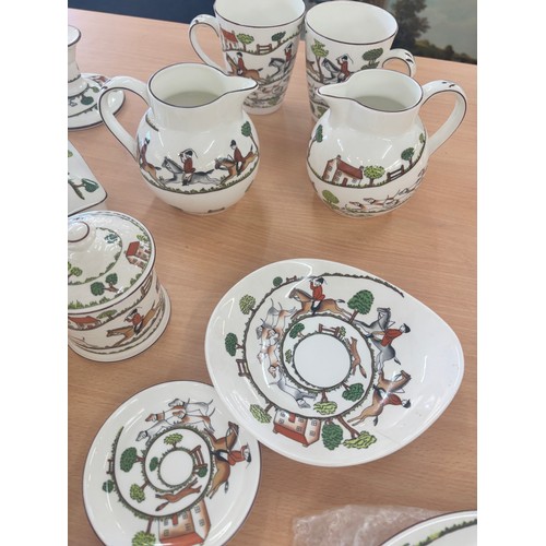 168 - Selection of Crown Staffordshire hunting scene pottery to include plates, jugs, trinkets, vases, cup... 
